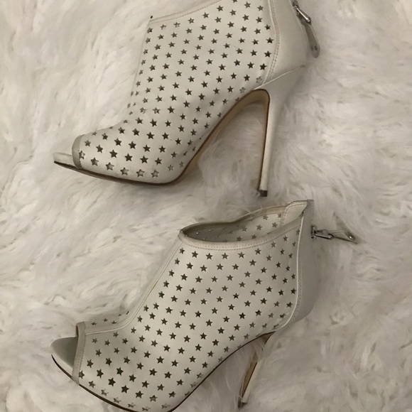 Guess perforated with stars ✨ open toe bootie 6 - Picture 3 of 5